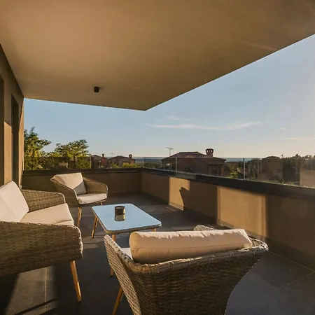 Angelina Villa *